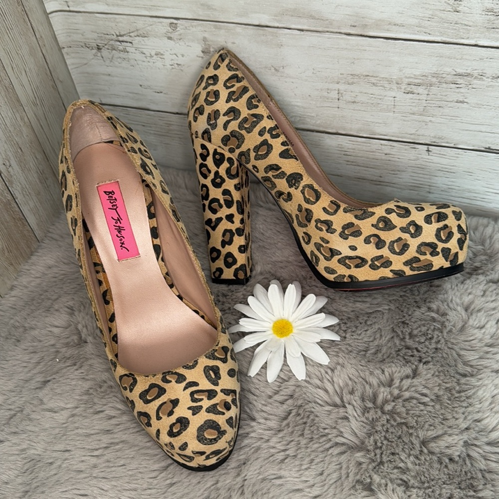 Betsy Johnson Platform Heels 👠, Women’s Size 6 (.5)